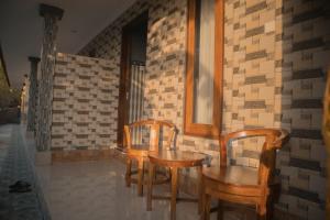 ペニダ島にあるPrasi Sunrise Homestayの椅子・テーブル・窓