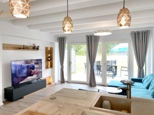 ein Wohnzimmer mit einem blauen Sofa und einem Tisch in der Unterkunft Ferienwohnung "Jolle" in Binz