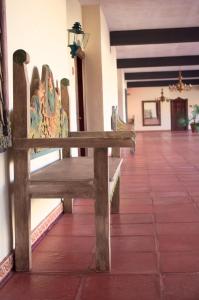 een houten bank in de hal van een gebouw bij Hacienda Bajamar in Sonorabampo