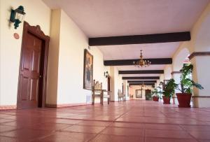 een lege hal van een gebouw met een kroonluchter bij Hacienda Bajamar in Sonorabampo