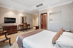 Llit o llits en una habitació de Chairmen Hotel