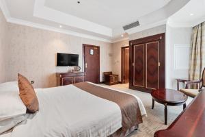 Llit o llits en una habitació de Chairmen Hotel
