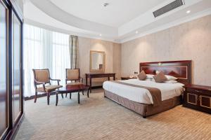 Llit o llits en una habitació de Chairmen Hotel