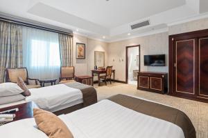Llit o llits en una habitació de Chairmen Hotel