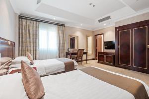 Llit o llits en una habitació de Chairmen Hotel