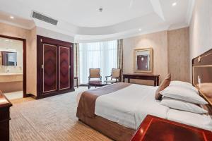 Llit o llits en una habitació de Chairmen Hotel