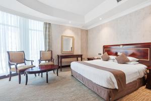 Llit o llits en una habitació de Chairmen Hotel