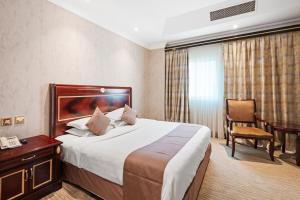 Llit o llits en una habitació de Chairmen Hotel