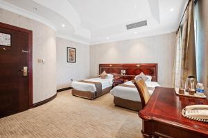 Llit o llits en una habitació de Chairmen Hotel