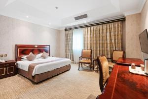 Llit o llits en una habitació de Chairmen Hotel
