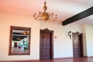 a mirror and a chandelier in a room at Hacienda Bajamar in Sonorabampo