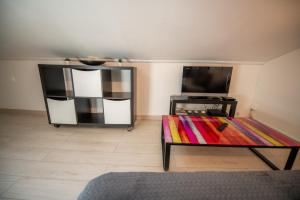 Televízia a/alebo spoločenská miestnosť v ubytovaní KASA CARNOT - Centre ville - Wifi & TV