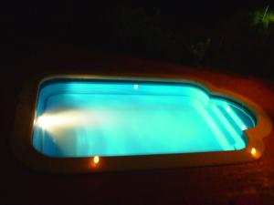 a close up of a blue tub in the dark at El Rincón del Tiétar in Santa Maria del Tietar