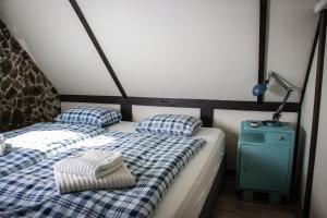 Giường trong phòng chung tại Szászi Birtok