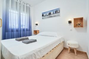 A bed or beds in a room at WELCS APARTAMENTO 020 EMP en la Playa