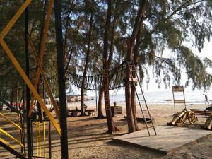eine Schaukel am Strand mit einem Baum in der Unterkunft zous homestay in Banting