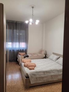 - une chambre avec 2 lits et des serviettes dans l'établissement Appartamento Todaro, à Vigevano