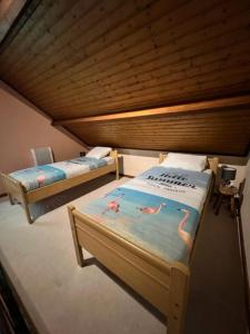 Postel nebo postele na pokoji v ubytování Panoramic Bungalow Sint Gillis-Waas