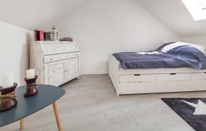 ein Schlafzimmer mit einem weißen Bett und einem Tisch in der Unterkunft Altes Gewölbe mit Sauna und Whirlpool im Außenbereich in Elsterheide