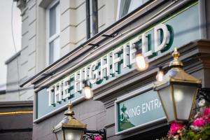 una señal en el lateral de un edificio con luces en Highfield Hotel en Middlesbrough