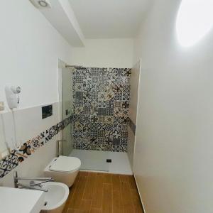 坎帕尼亞的住宿－Casa Vacanze San Paolo，一间带卫生间和水槽的浴室