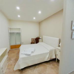 坎帕尼亞的住宿－Casa Vacanze San Paolo，卧室配有白色的床