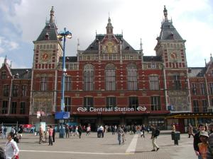 een groot gebouw waar mensen voor lopen bij Hotel Zwanenburg Amsterdam Airport in Zwanenburg