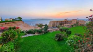 vista su un hotel e sull'oceano al tramonto di Prime Home The View Hurghada a Hurghada