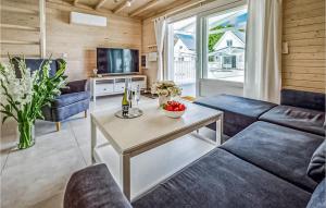 ein Wohnzimmer mit einem Sofa und einem Tisch in der Unterkunft 2 Bedroom Amazing Home In Kolczewo in Kołczewo