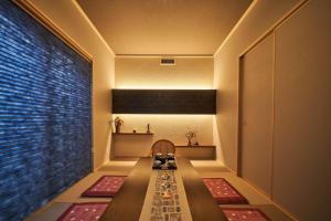 un pasillo con una mesa larga y alfombras rojas en Gasho No Ie - Vacation STAY 11379 en Koshigaya
