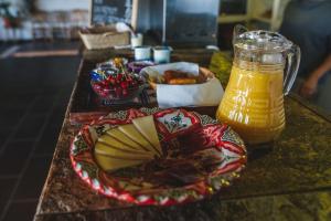 un tavolo con un piatto di cibo e un barattolo di miele di Cortijo Catifalarga Alpujarra a Capileira