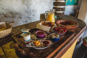 una bandeja de comida en una mesa con comida en Cortijo Catifalarga Alpujarra en Capileira