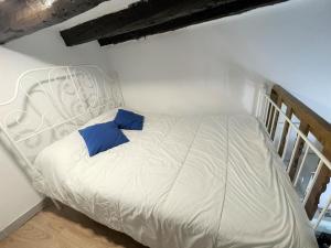 Łóżko lub łóżka w pokoju w obiekcie Acogedor apartamento exterior con balcón en el Barrio de Chueca, Gran Vía con aire acondicionado