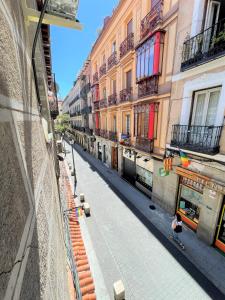pusta ulica w mieście z budynkami w obiekcie Acogedor apartamento exterior con balcón en el Barrio de Chueca, Gran Vía con aire acondicionado w Madrycie +15 zdjęć