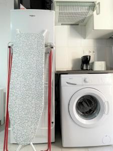 lodówka w kuchni z pralką w obiekcie Acogedor apartamento exterior con balcón en el Barrio de Chueca, Gran Vía con aire acondicionado w Madrycie