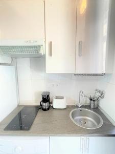 Kuchnia lub aneks kuchenny w obiekcie Acogedor apartamento exterior con balcón en el Barrio de Chueca, Gran Vía con aire acondicionado