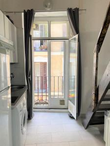 Kuchnia lub aneks kuchenny w obiekcie Acogedor apartamento exterior con balcón en el Barrio de Chueca, Gran Vía con aire acondicionado