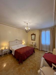 ヴェネツィアにあるInn Veniceのベッドルーム1室(大型ベッド1台、シャンデリア付)