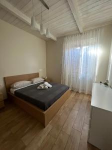 1 dormitorio con cama y ventana grande en Sea apartments, en Terracina