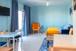 Calypso في بافوس: غرفة زرقاء مع سرير وأريكة