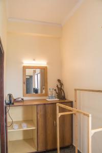 W łazience znajduje się drewniane biurko z lustrem. w obiekcie Alpine Rhapsody w mieście Ranikhet
