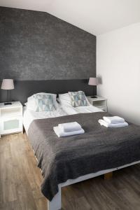 una camera da letto con un letto grande con due cuscini sopra di Modern aparment in the very central location 19 a Cracovia