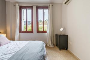 1 dormitorio con cama y ventana en CT 143 - La Cala Boulevard - Apartement II en La Cala de Mijas