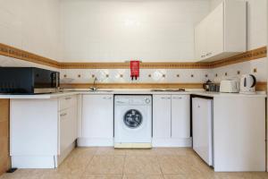 Kuchyň nebo kuchyňský kout v ubytování CT 143 - La Cala Boulevard - Apartement II