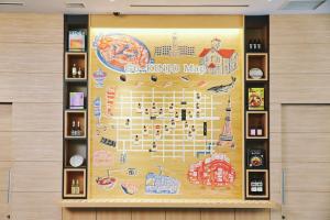 um cartaz de um mapa de Genebra numa parede em OMO3 Sapporo Susukino by Hoshino Resorts em Sapporo