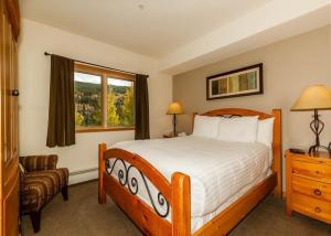מיטה או מיטות בחדר ב-Gateway by Summit County Mountain Retreats