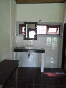 y baño con lavabo y espejo. en Rice paddy bungalow en Ubud