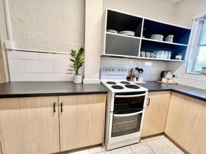South HedlandにあるTastefully renovated - 3 bedroom apartmentのキッチン(コンロ付)
