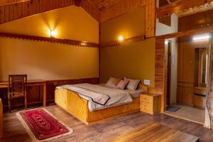 een slaapkamer met een bed in de hoek van een kamer bij JOGINI HIGH MOUNT VILLA in Manāli