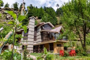 een huis aan de zijkant van een berg bij JOGINI HIGH MOUNT VILLA in Manāli